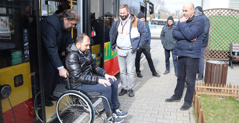 Kierowcy autobusów uczą się pomagać pasażerom z niepełnosprawnościami
